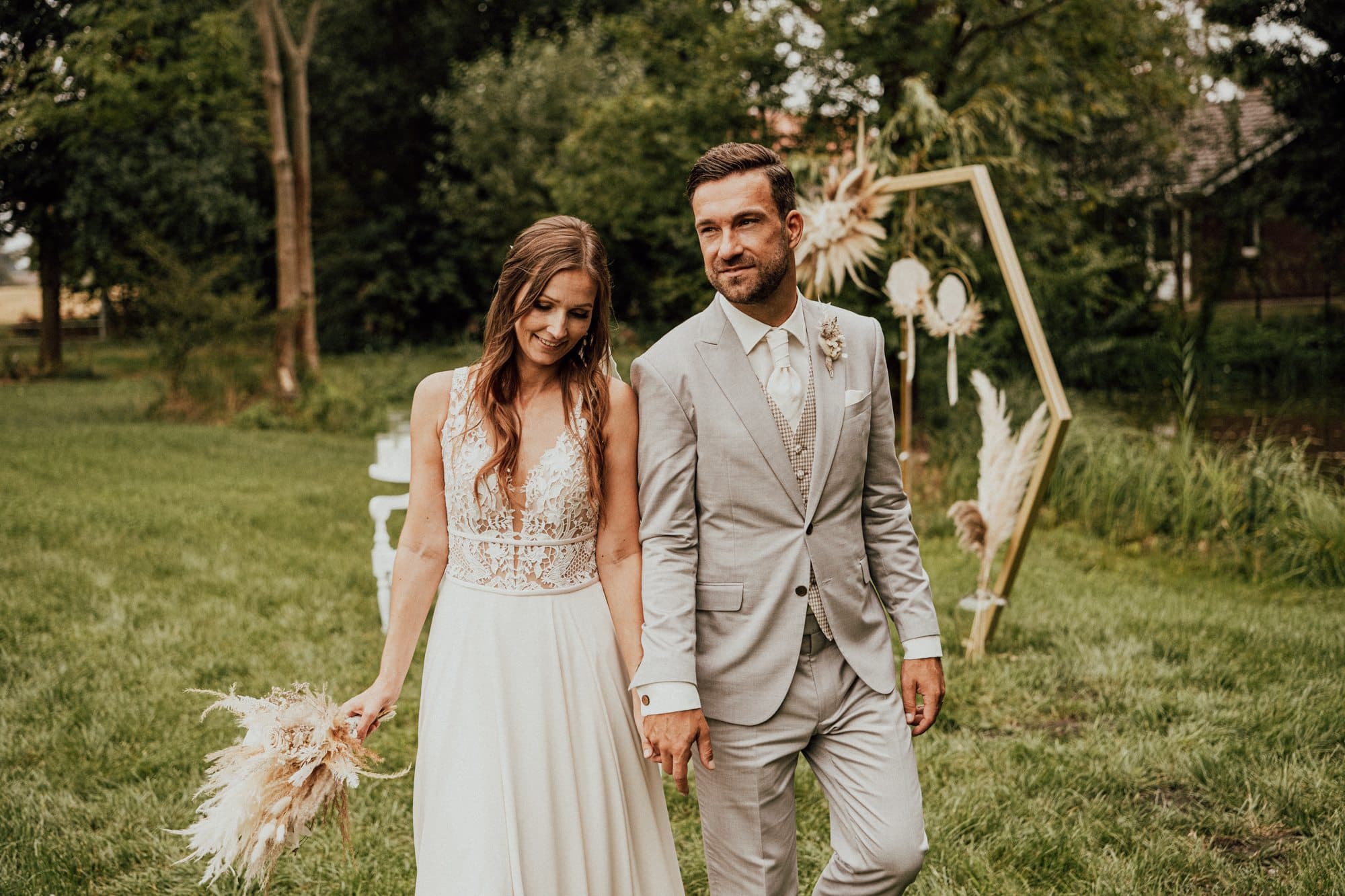 Hochzeitsfoto aus der Reportage „Freie Trauung auf der Wiese — Windy Wedding“